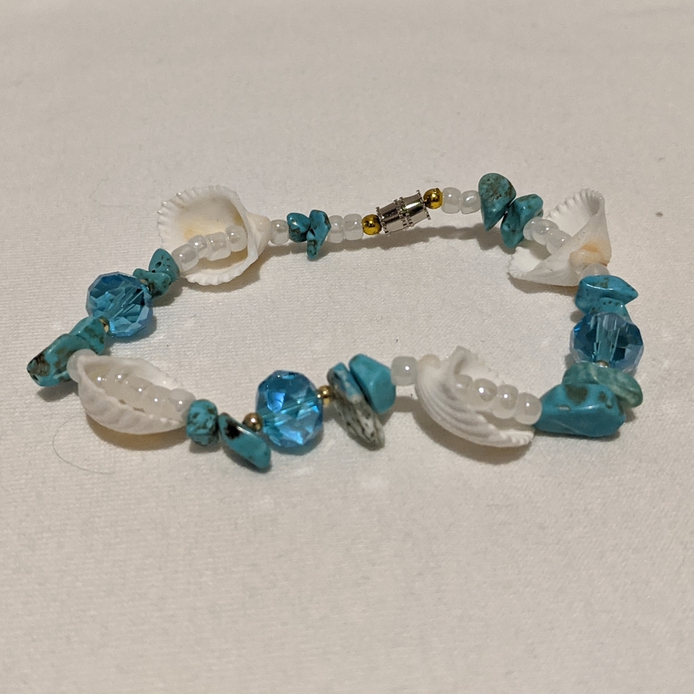 8 Bracelets - Picture 7 of 9